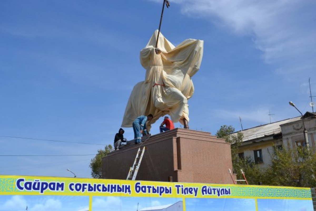 Батыры актобе. Тлеу батыр Актюбинск памятник. Памятники батырам в Актобе. Памятник Нострадамусу. Скульптура Батыров.