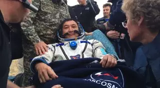 Космонавт Айдын Аимбетов благополучно приземлился в Карагандинской области