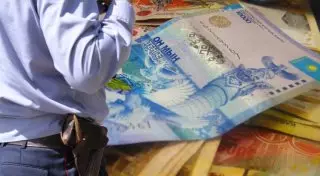 Лжеполицейский вырывал кошельки с деньгами у прохожих в Костанае