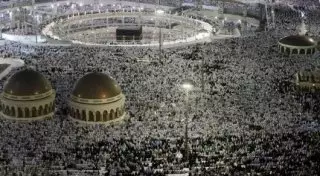 Король Саудовской Аравии посетил место падения крана на мечеть в Мекке