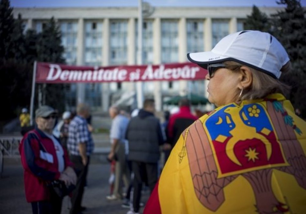 Участники антиправительственных акций у здания правительства Молдовы в Кишиневе. 