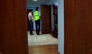 Скрипачка на глазах у всех пыталась выброситься из окна театра в Шымкенте