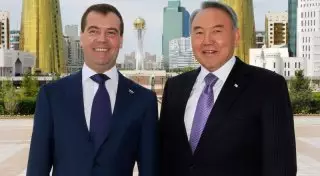 Назарбаев поздравил Медведева с 50-летием