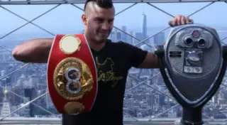 Лемье наклеил на боксерские лапы портреты Головкина