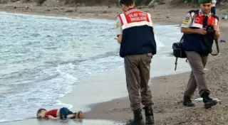 В Charlie Hebdo объяснили смысл карикатуры с утонувшим сирийским мальчиком