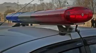 Женщина скончалась после падения из движущейся полицейской машины в Караганде