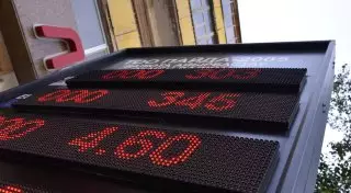 Курс доллара на продажу в банках превысил 300 тенге