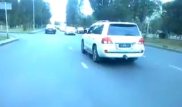 Водителя внедорожника накажут за езду задом наперед в Павлодаре