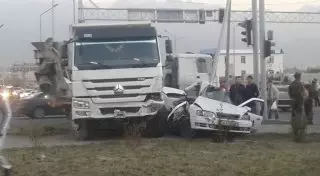 ДТП в Алматы: Nissan превратился в груду металла