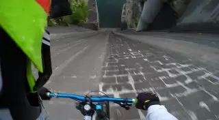 Невероятный трюк: Велосипедист съехал без страховки по отвесной стене