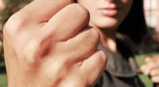 18-летняя девушка избила работницу газовой службы в Мангистау