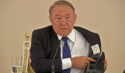 Назарбаев назвал себя "ходячей рекламой казахстанской продукции"