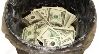 Кассир вынесла 10 тысяч долларов в мусорном ведре из банка в Усть-Каменогорске