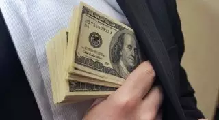 Взятку в 10 тысяч долларов пытались дать сотруднику Департамента госдоходов по ЮКО
