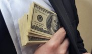 Взятку в 10 тысяч долларов пытались дать сотруднику Департамента госдоходов по ЮКО