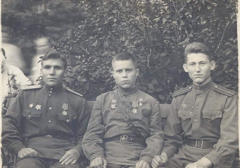 Иван Косенков (в центре) с боевыми товарищами на фронте. © np.kz