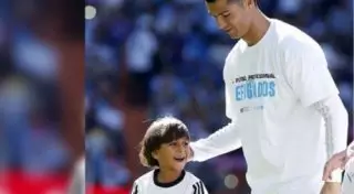 Роналду вышел на матч вместе с маленьким сирийцем