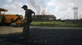 Индийца заживо закатали в асфальт