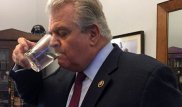 Американский чиновник украл стакан Папы Римского