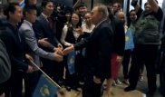 Сын Батырхана Шукенова подарил Назарбаеву сборник песен отца в США