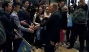 Сын Батырхана Шукенова подарил Назарбаеву сборник песен отца в США