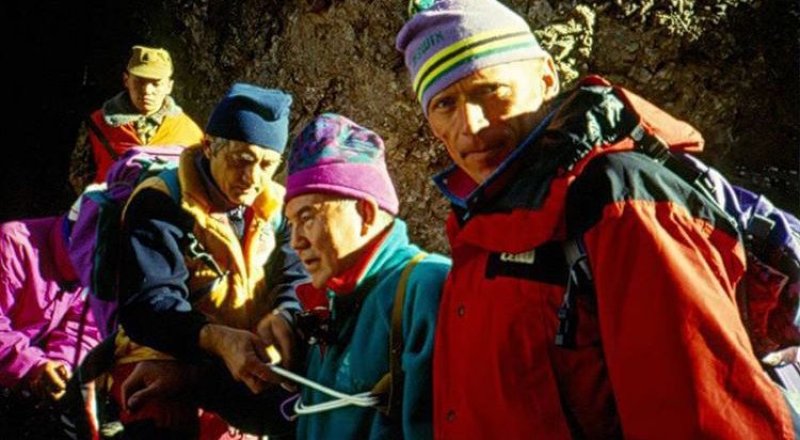 Анатолий Букреев (справа) сопровождает  Нурсултана Назарбаева во время восхождения на Пик Абая (1995 год). © instagram.com/historyofkazakhstan