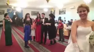 Потасовка казахстанских девушек из-за букета невесты стала хитом Сети