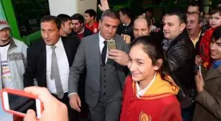 Подольски и компания: Футболисты "Галатасарая" прилетели в Астану