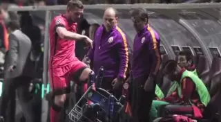 Подольски выместил злобу на ящике с водой после замены в матче "Астана" - "Галатасарай"