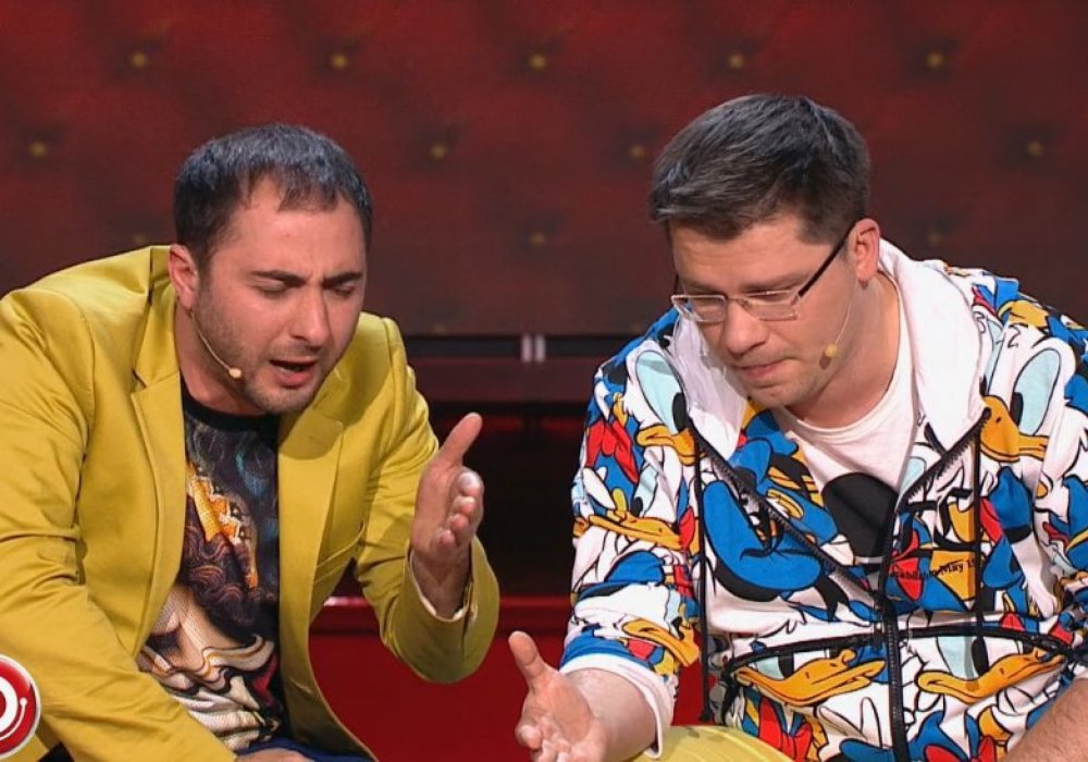 Демис Карибидис (слева) и Гарик "Бульдог" Харламов в Comedy Club. Кадр телеканала ТНТ