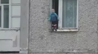 Трехлетний малыш прогулялся по карнизу восьмого этажа