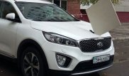В Астане плитка слетела с жилого дома и пронзила авто