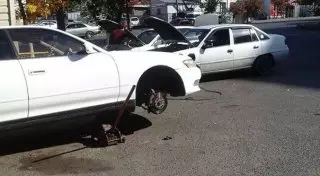 Около 10 авто получили повреждения из-за открытого люка в Алматы