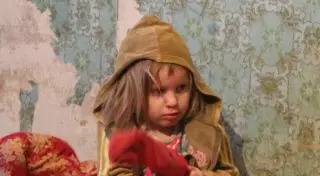 Двое маленьких детей несколько суток провели одни в квартире в Уральске