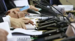 Госслужащим в России могут запретить пользоваться Google и WhatsApp