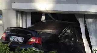 Въехавшая в шымкентский магазин машина была без водителя