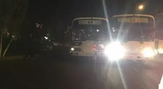 Два автобуса одного маршрута не поделили остановку в Алматы
