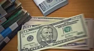 Казахстанцы стали активнее переводить деньги за рубеж