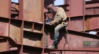 Казахстанцам советуют переквалифицироваться на швей и сварщиков в условиях кризиса