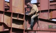 Казахстанцам советуют переквалифицироваться на швей и сварщиков в условиях кризиса