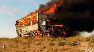 Очевидец снял на видео горящую грузовую фуру в Мангистауской области