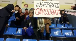 Болельщикам "Барыса" запретили показывать баннеры "Верните Олейника"