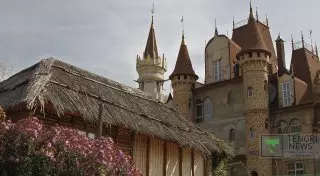 Женщина строит сказочный замок в Алматы