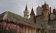 Женщина строит сказочный замок в Алматы