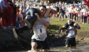 Чемпионат по забегу с женами на плечах прошел в США