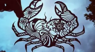 Художник делает потрясающий бумажный карвинг