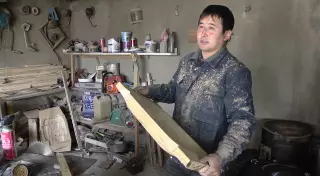 Мастер из Шахтинска продал деревянные мечи Нурсултану Назарбаеву