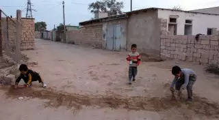 "Лежачими полицейскими" из песка защищаются дети в Мангистауской области