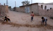 "Лежачими полицейскими" из песка защищаются дети в Мангистауской области