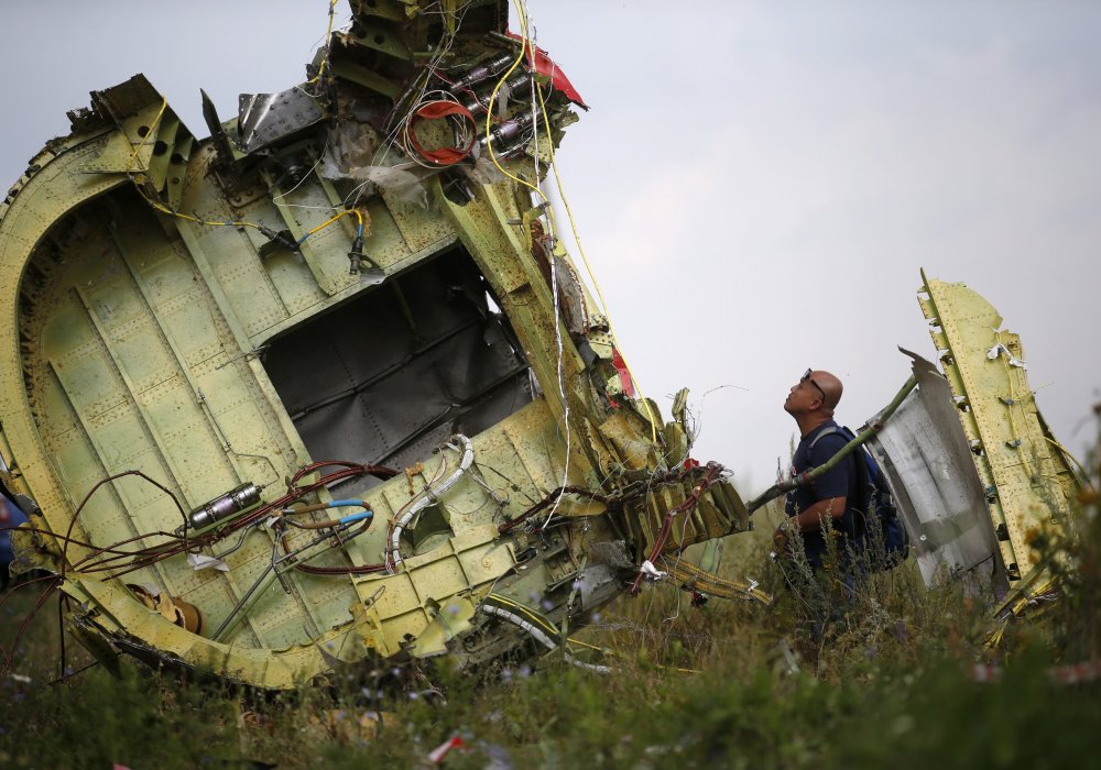 На месте катастрофы рейса MH17. Фото © REUTERS